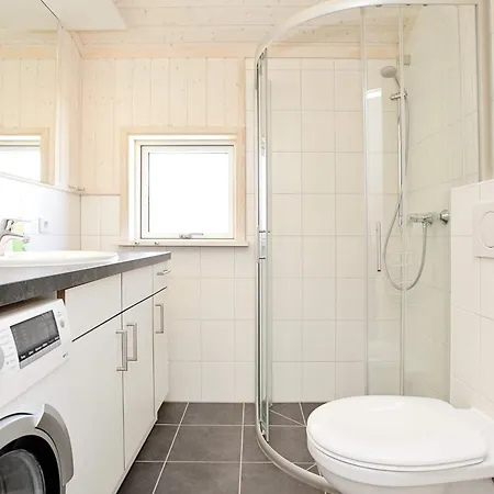 Vakantiehuis Base With Private Sauna, Sun Deck