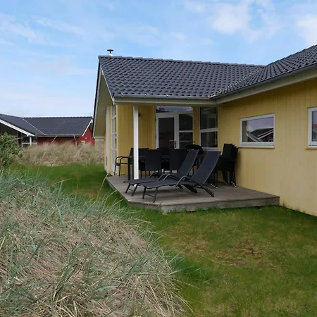 Vakantiehuis Base With Private Sauna, Sun Deck